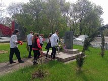 Возложение цветов к памятному знаку в честь Героя России Алиме Абденнановой